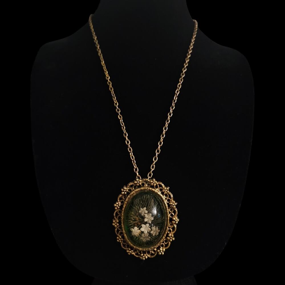 Vintage Glass Dome Dried Queen Anne Flowers Gold tone Necklace Pendant Brooch